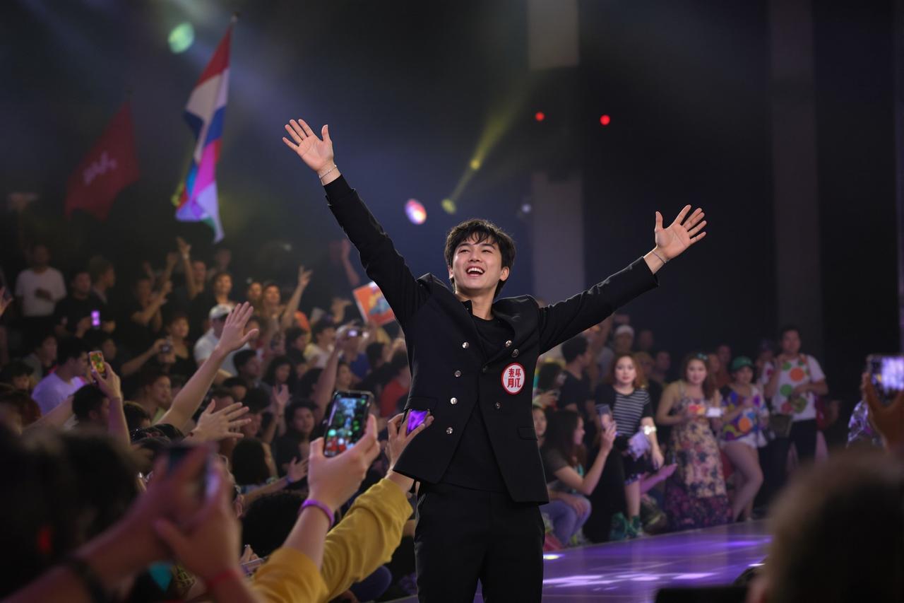 欧美视频影迷见面会圆满举行，万名粉丝热情参与